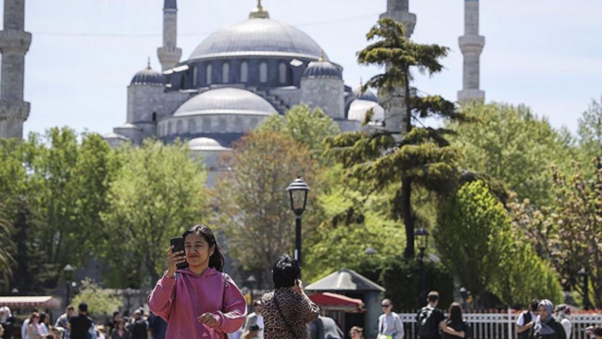 İstanbul'a dünyanın dört bir yanından turist akıyor