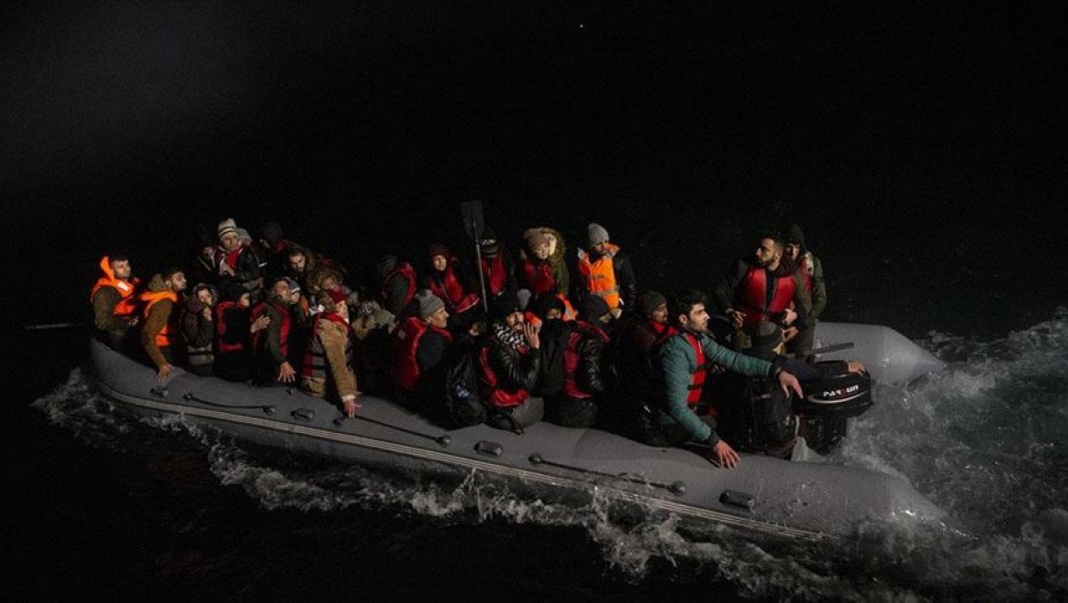 Botları su alan 37 düzensiz göçmeni Sahil Güvenlik kurtardı