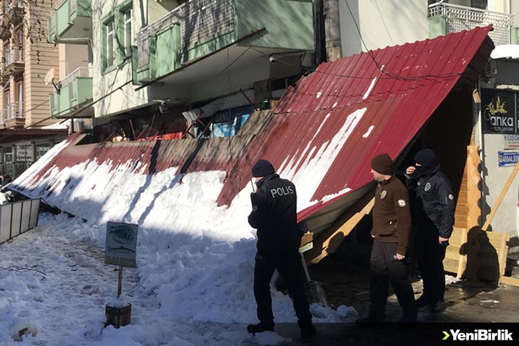 Kar nedeniyle çöken çatı altında kalan kadın öldü, torunu yaralandı