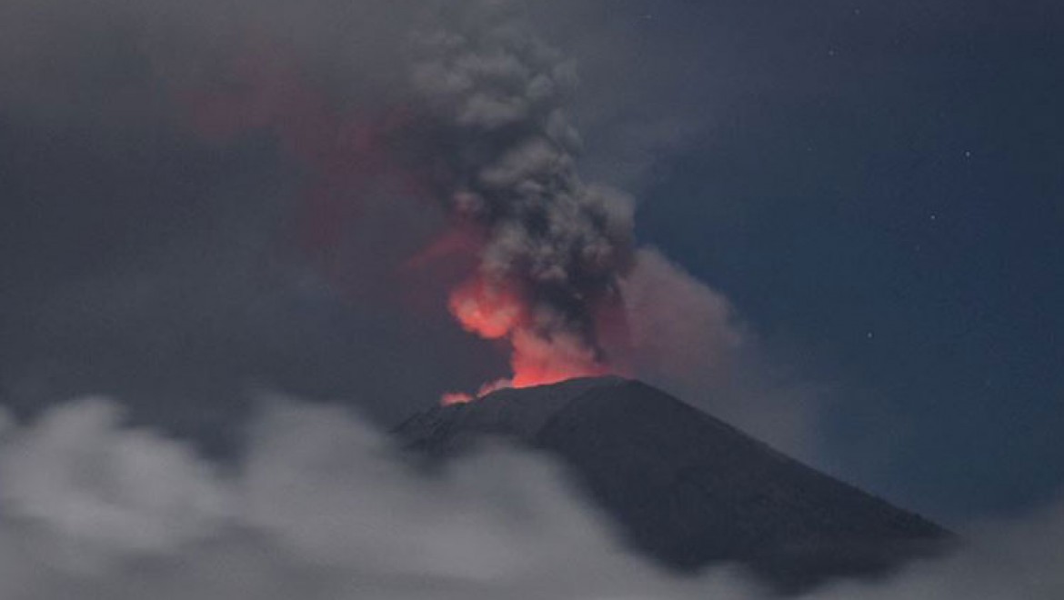 Yeni Zelanda'da Whakaari Yanardağı patladı...