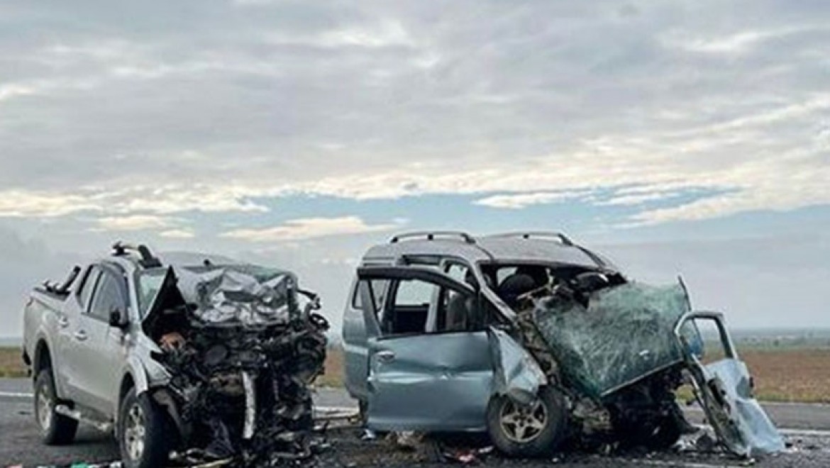Konya'da iki kamyonet çarpıştı