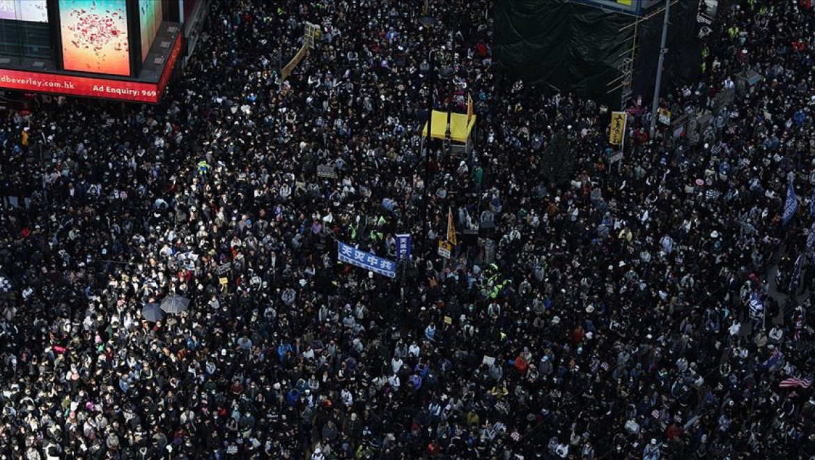 Hong Kong'da demokrasi yanlısı yürüyüşe binlerce kişi katıldı