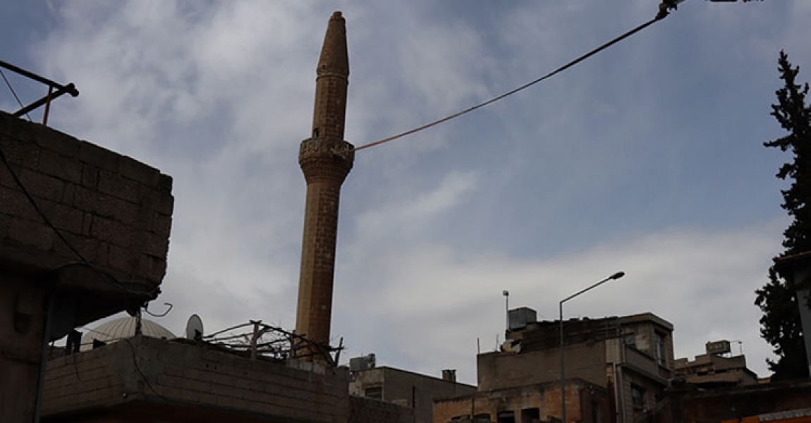 Kilis'te depremde hasar gören minarenin yıkımı gerçekleştirildi