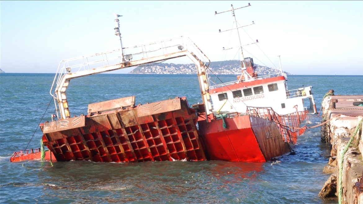Maltepe'de su almaya başlayan Ro-Ro gemisi battı