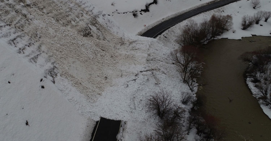 Karlıova-Yedisu kara yoluna kamyonetin geçtiği sırada çığ düştü