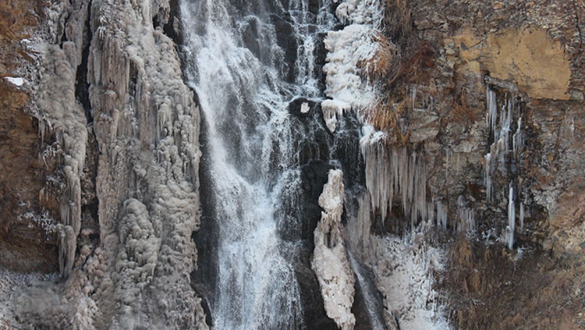 Kars'ta 75 metreden akan Susuz Şelalesi kısmen dondu