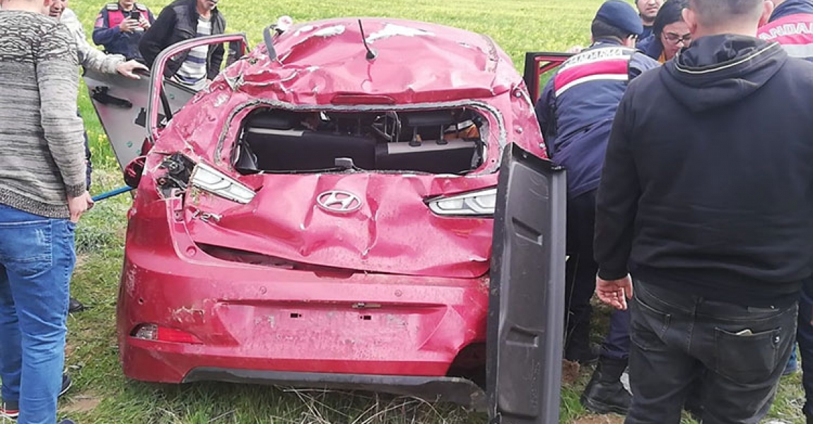 Sivas'ta şarampole devrilen otomobildeki 3 kişi yaralandı