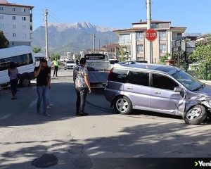 Denizli'de okul servisi ile otomobilin çarpışması sonucu 14 kişi yaralandı