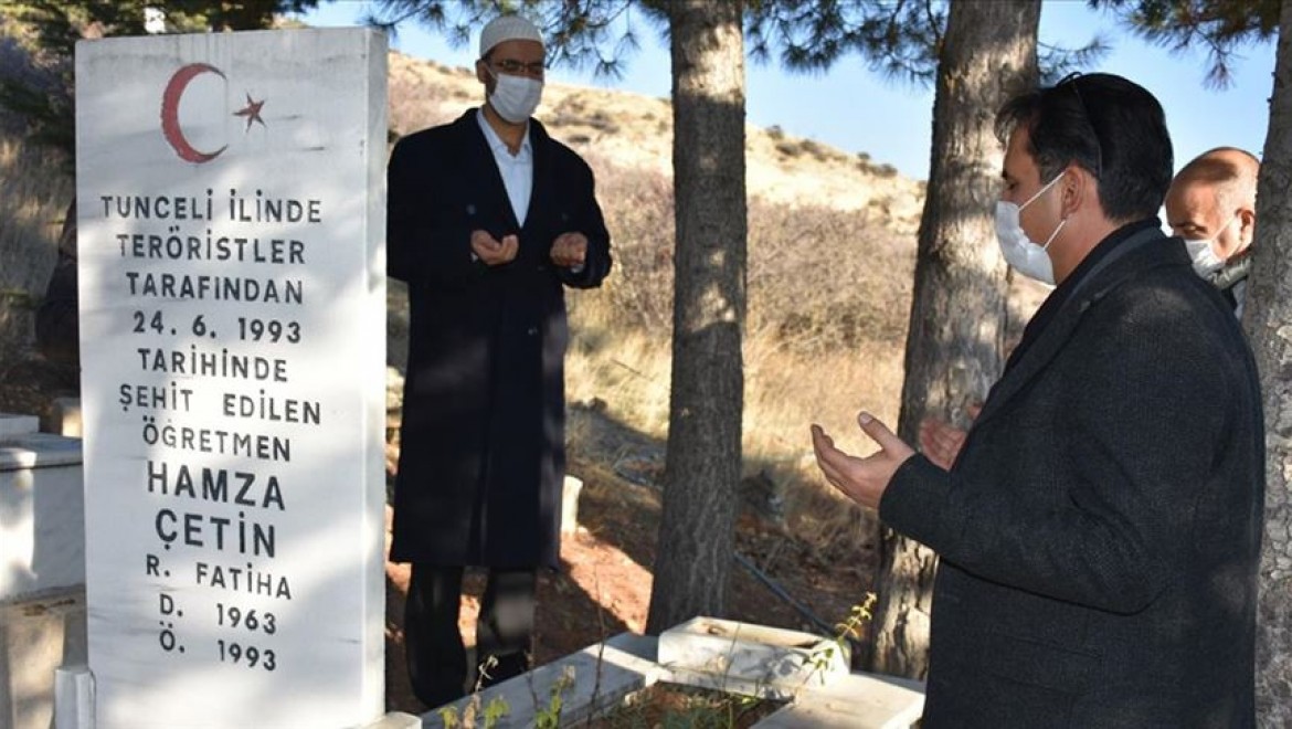 Şehit öğretmen Hamza Çetin mezarı başında anıldı