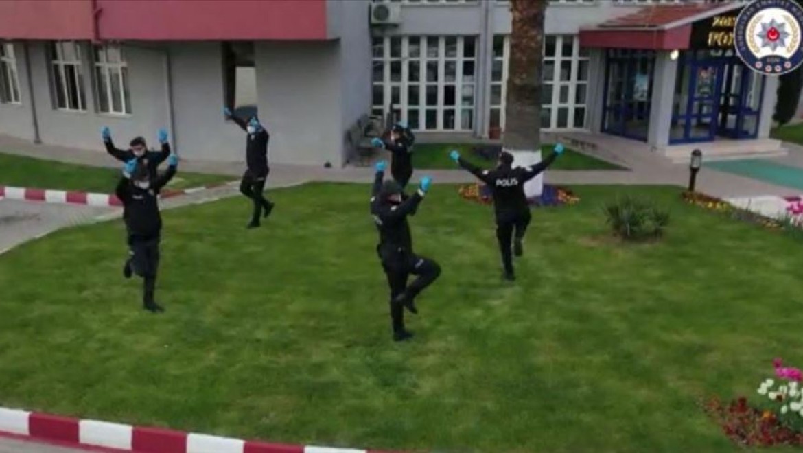 Zonguldak'ta polis ekipleri zeybek oynayarak 'sosyal mesafe' kuralına dikkati çekti