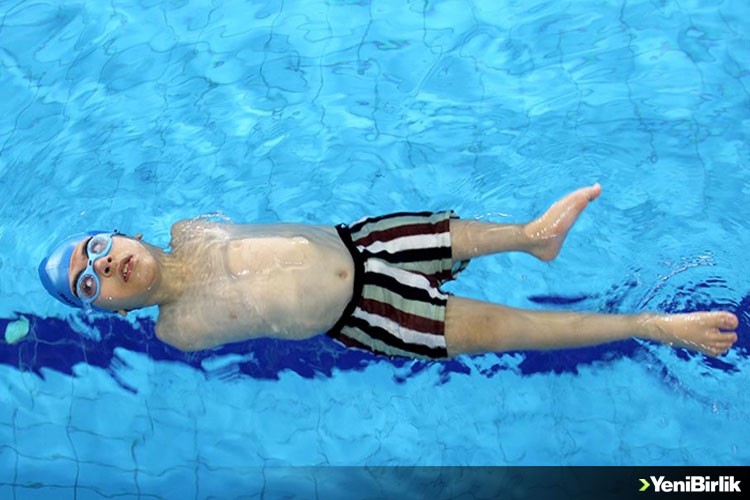 Fizyoterapisti sayesinde yüzmeyle tanışan engelli İbrahim ilk şampiyonasında 8 madalya topladı