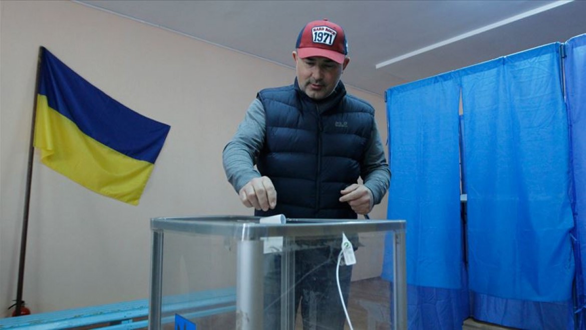 Ukrayna'da pazar günü erken genel seçim yapılacak