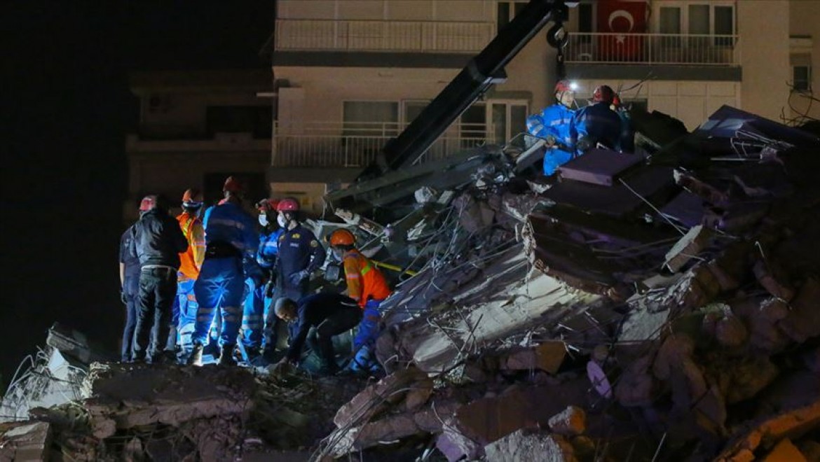 İzmir'deki depremde enkaz altında kalan 28 yaşındaki futbolcu kurtarıldı