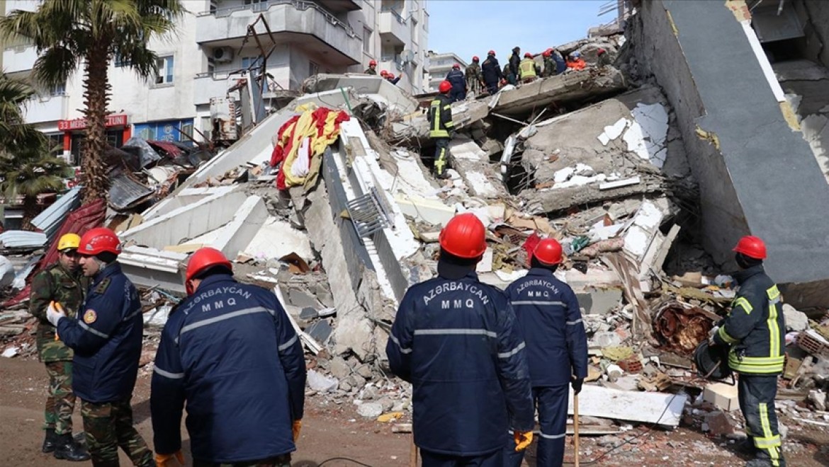 Azerbaycanlı ekipler Kahramanmaraş'ta 11 kişiyi enkaz altından kurtardı