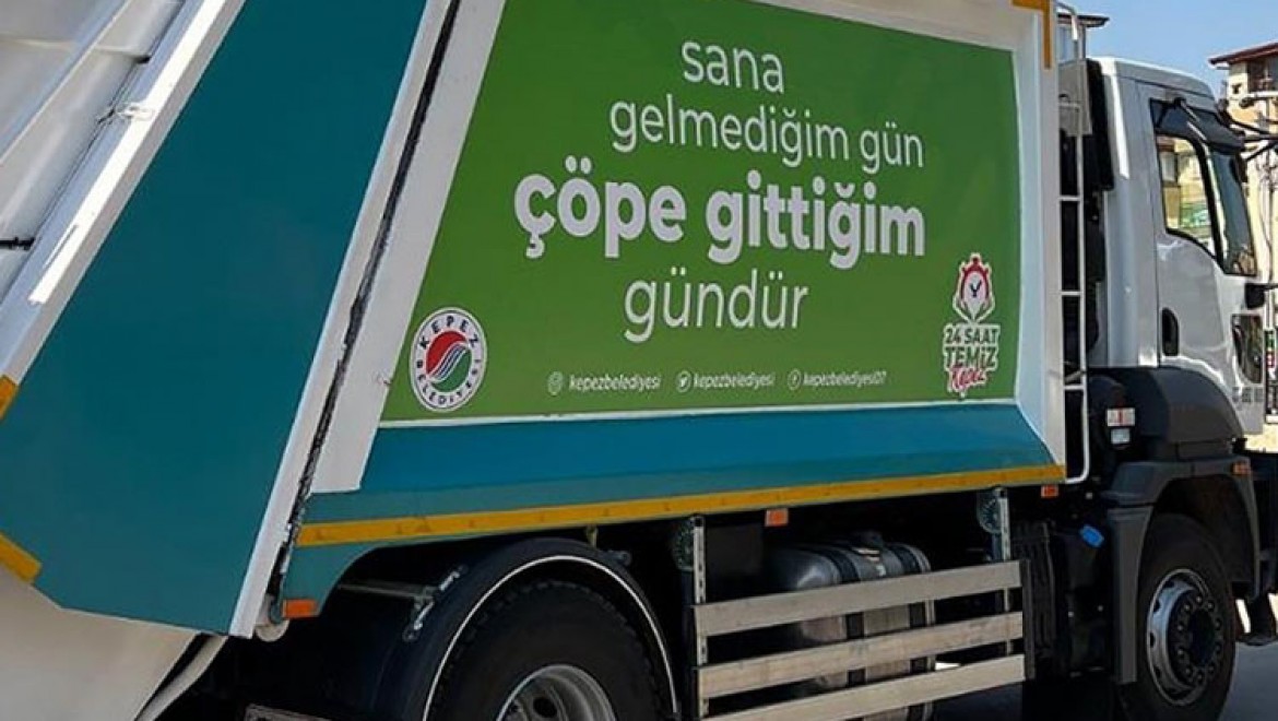 Antalya'da şarkılardan uyarlanan sözlerle süslenen çöp kamyonları gülümsetiyor