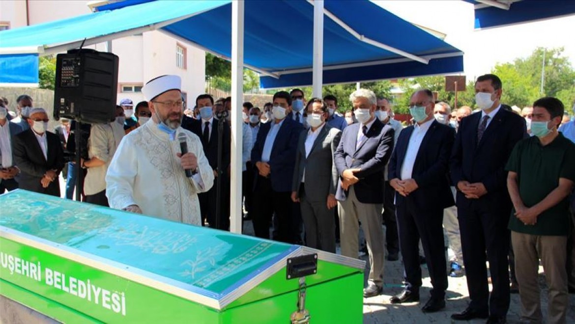 Diyanet İşleri Başkanı Ali Erbaş, Sivas'ta bir yakınının cenaze namazını kıldırdı