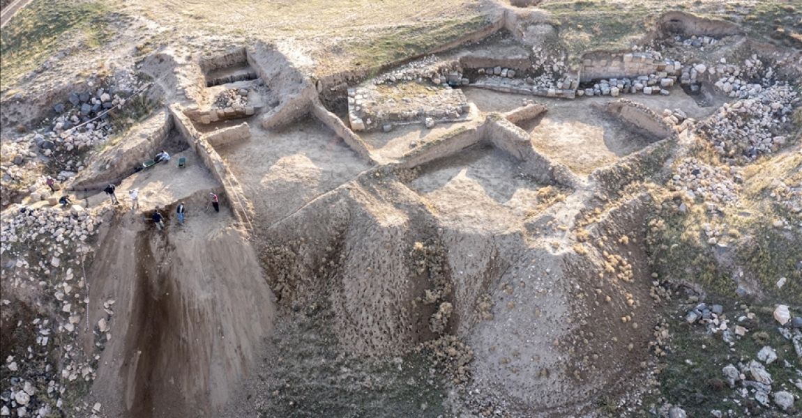 Van'daki ızgara planlı antik kentte yeni kale burcu tespit edildi