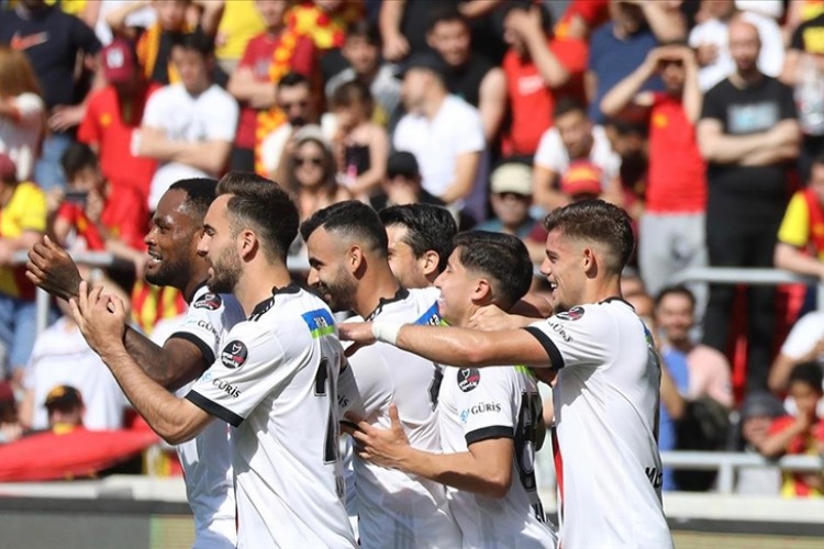 Beşiktaş 9 kişi kaldığı maçta Göztepe'yi deplasmanda yendi