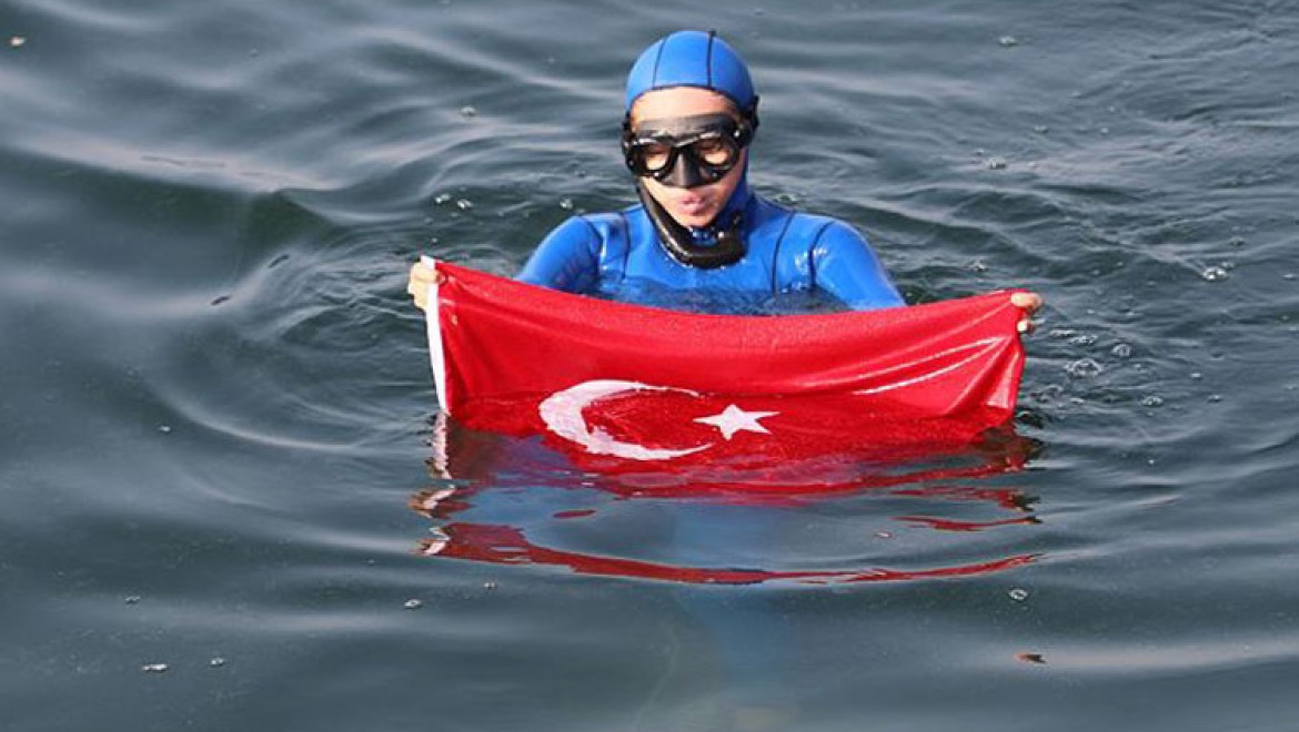 Şahika Ercümen İzmit Körfezi'nde batırılan yolcu gemisinin etrafında dalış yaptı