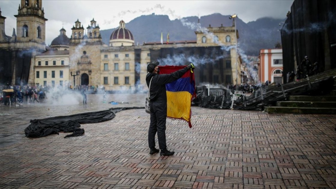 Kolombiya'da protestocular hükümetin Kovid-19'un yükünü halka yüklemesinden şikayetçi