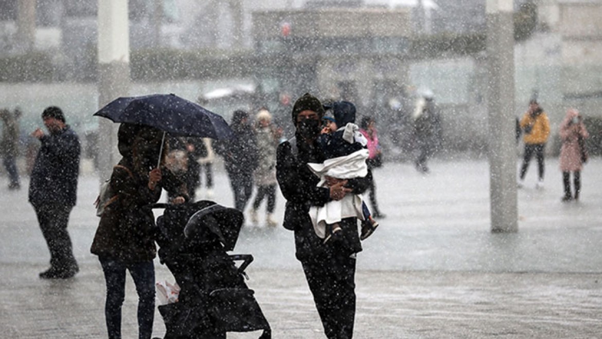 Vali Yerlikaya, kuvvetli rüzgar ve fırtınaya karşı İstanbulluları uyardı