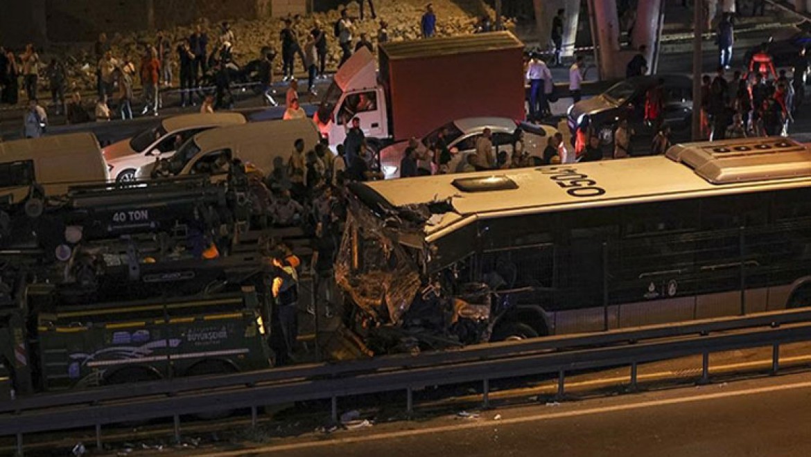Avcılar'daki metrobüs kazası öncesi yaşananlar araç içi kamerasına yansıdı