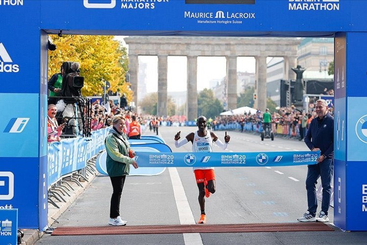 Berlin Maratonu'nun galibi Kipchoge kendisine ait dünya rekorunu geliştirdi