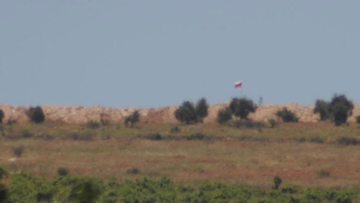 Terör örgütü PYD'nin sınıra çektiği Suriye ve Rus bayrağı sayısı arttı