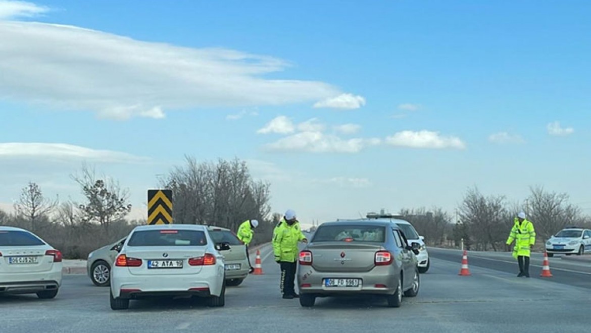 Konya'da kum fırtınası trafikte aksamaya neden oldu
