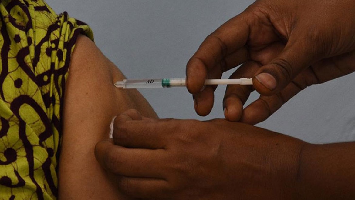 Hindistan'da Kovid-19 aşısı kampanyasında 447 kişide yan etki görüldü