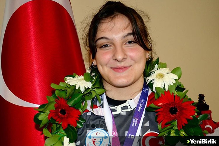 Milli halterci Burcu İldem, Yıldızlar Dünya Şampiyonası'nda 3 madalya kazandı