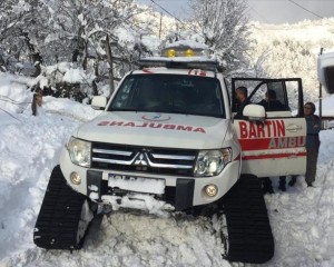 Bartın'da kar nedeniyle köyde mahsur kalan hastaya 3 saatte ulaşıldı