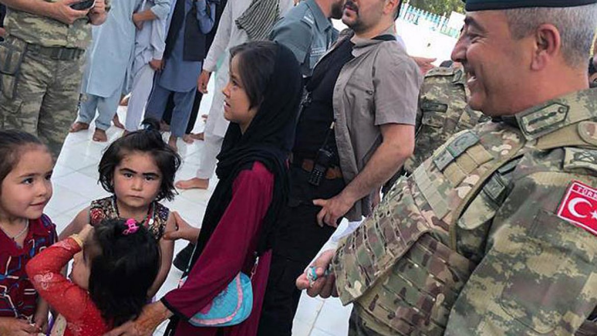 Afganistan'da Türk Görev Kuvveti Komutanı Aydın Çocuklarla Bayramlaştı