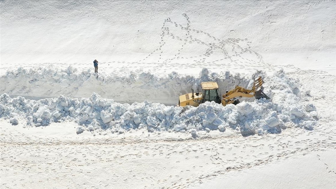 Kar kalınlığının 10 metreyi bulduğu Nemrut Krater Gölü yolu açılmaya çalışılıyor