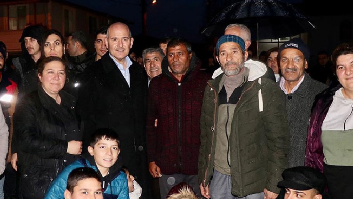 İçişleri Bakanı Soylu, depremin yaşandığı Düzce'de ziyaretlerde bulundu