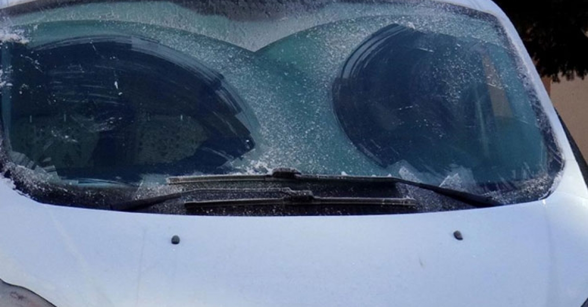 Kars'ta soğuk hava yüzünden araçların camları buz tuttu
