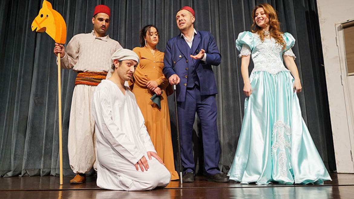 Büyükşehir'in Gösterisine Tiyatroseverler Yoğun İlgi Gösterdi