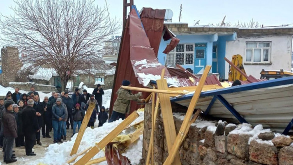 Kar nedeniyle çöken çatının altında kalan kız öldü, babası yaralandı