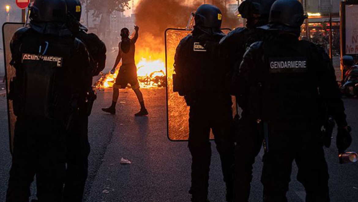 Fransa'da dün polis şiddetinin protesto edildiği gösteride 18 gözaltı