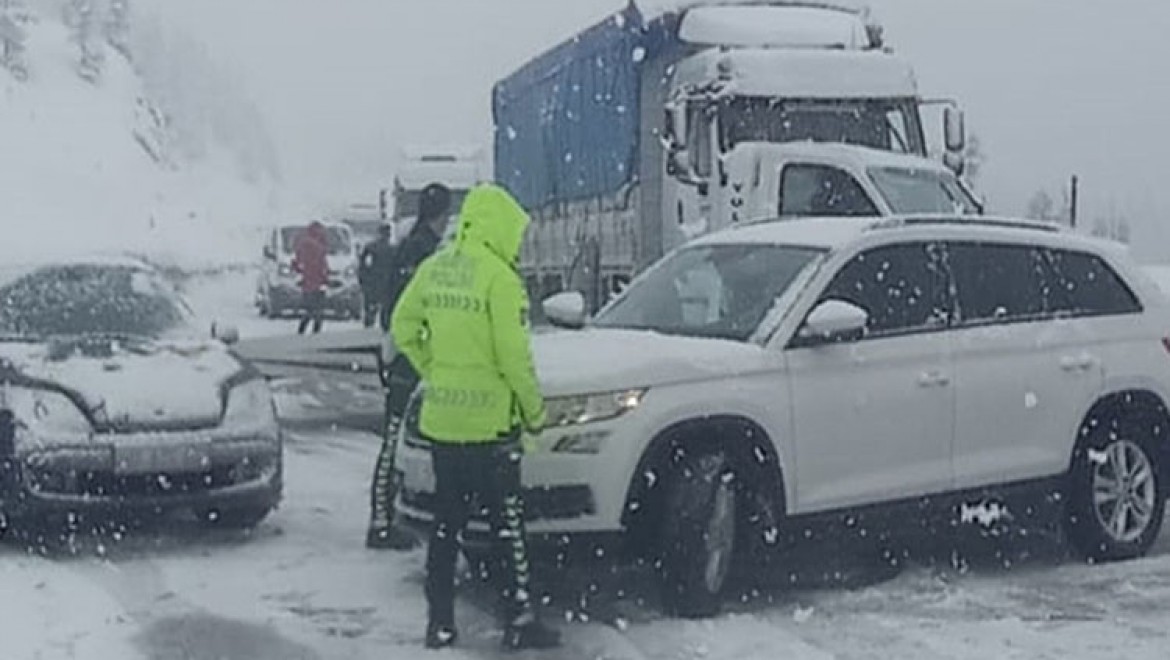 Antalya-Konya kara yolunda kar yağışı ulaşımı aksatıyor