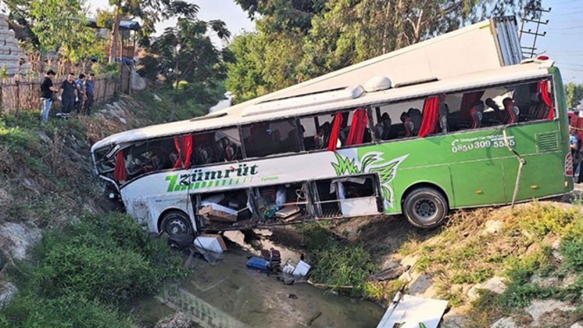 Mersin'de yolcu otobüsü kamyonla çarpıştı