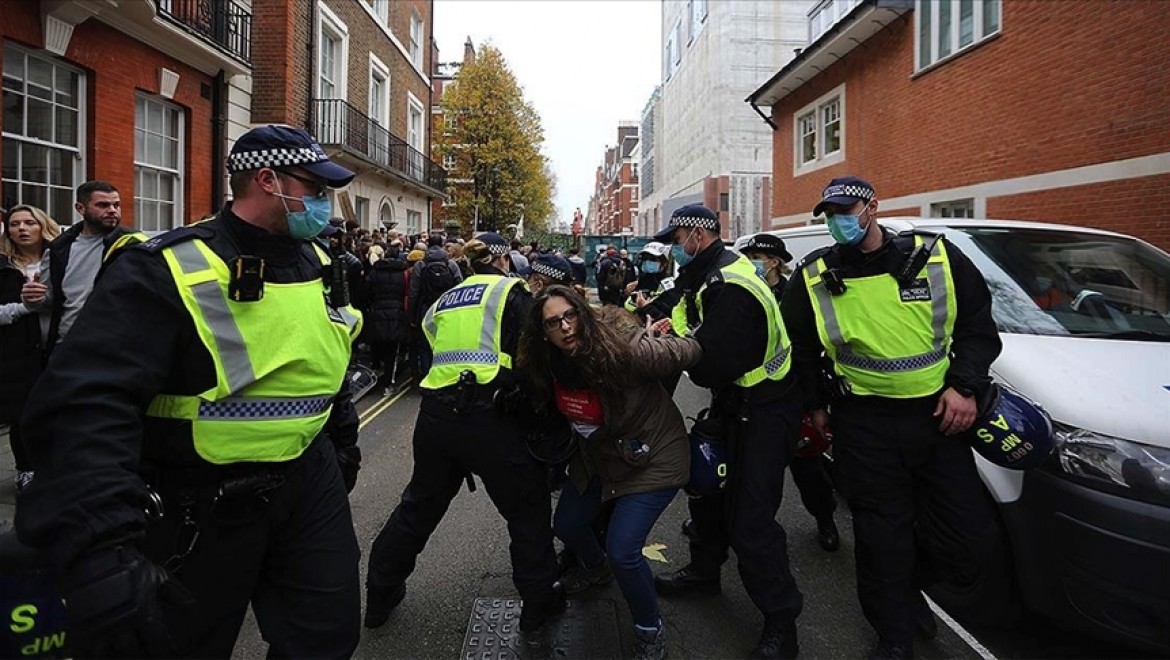 İngiltere'deki Kovid-19 önlemleri karşıtı gösteride en az 150 kişi gözaltına alındı