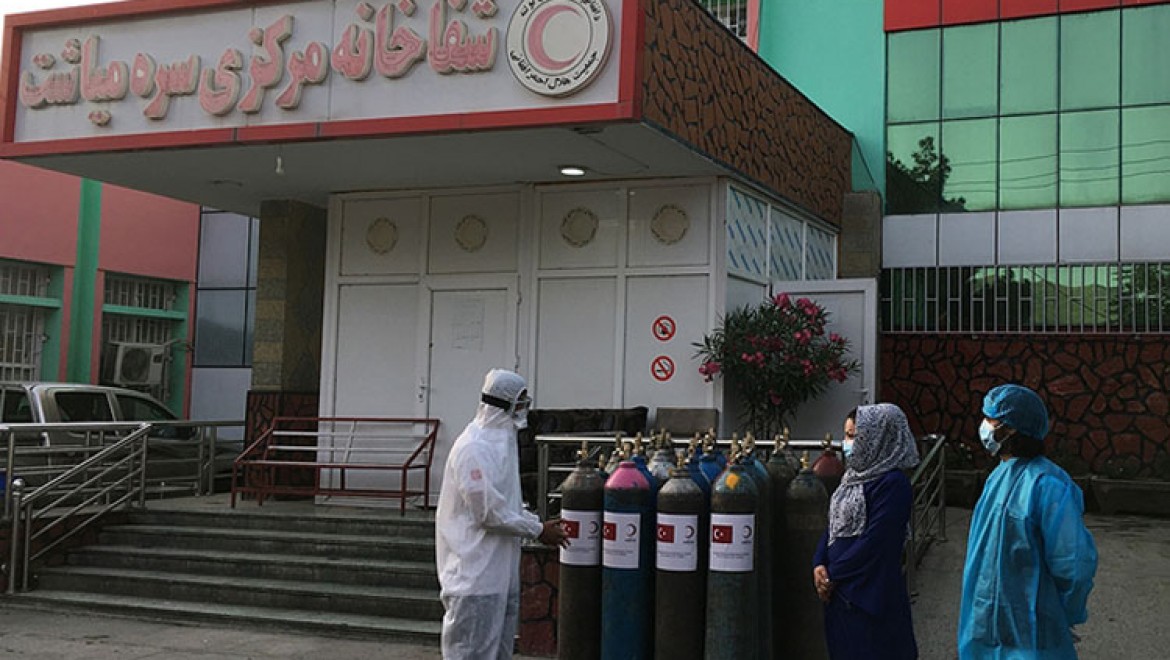 Türk Kızılaydan Afganistan'da Kovid-19 hastalarına oksijen tüpü desteği
