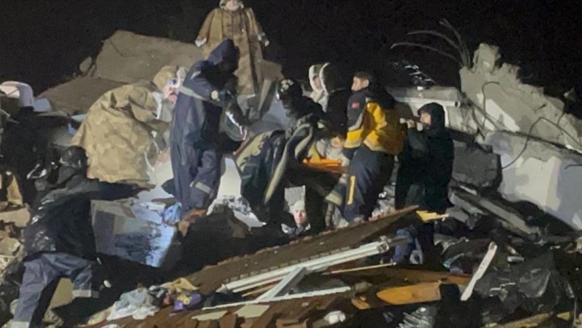 Adıyaman ve Diyarbakır'da yıkılan binanın enkazından yaklaşık 20 saat sonra 3 kişi kurtarıldı