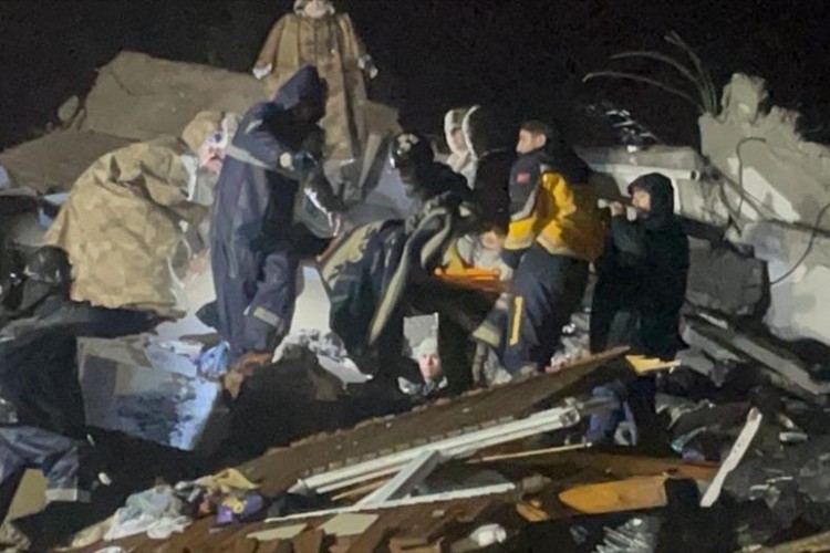 Adıyaman ve Diyarbakır'da yıkılan binanın enkazından yaklaşık 20 saat sonra 3 kişi kurtarıldı