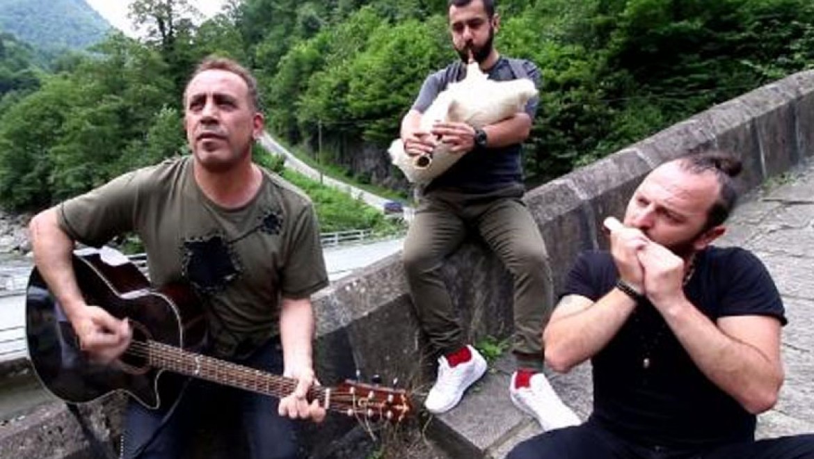 Haluk Levent, Çifte Köprü'de gitar çaldı, şarkı söyledi 