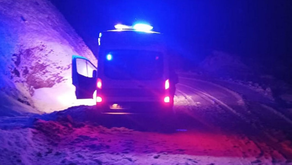 Siirt'te karda mahsur kalan ambulansı ekipler kurtardı