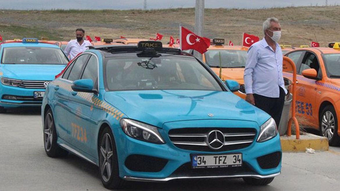 İstanbul Havalimanı taksicileri 15 Temmuz şehitleri için konvoy oluşturdu