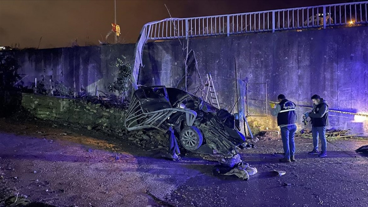 Rize'de üç metreden düşen otomobildeki 2 kişi öldü, 3 kişi yaralandı