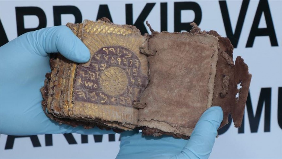 Diyarbakır'da ceylan derisine altın yazmalı kitap ele geçirildi